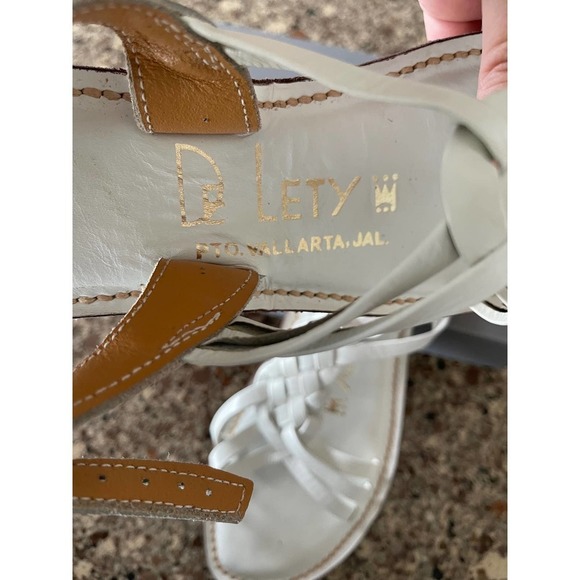 WHITE LEATHER SANDALS VINTAGE | SIZE: 6/7 - Picture 2 of 4